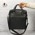 کیف اداری ایستاده چرم مردانه آراز بگ کد 5303 مشکی در دست
