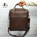 کیف اداری ایستاده چرم مردانه آراز بگ کد 5303 قهوه ای تیره در دست