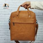 کیف اداری ایستاده چرم مردانه آراز بگ کد 5303 عسلی در دست